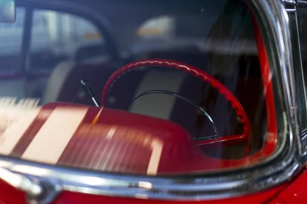Kormánykerék megtekintése egy piros színű 1957-ben-Chevrolet. — Stock Fotó