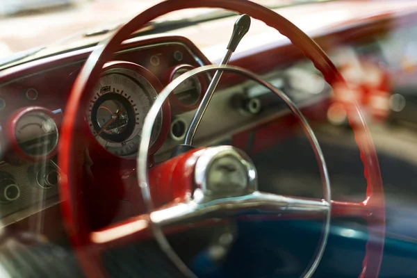 Stuurwiel weergave van een rood gekleurde 1957 Chevrolet. — Stockfoto