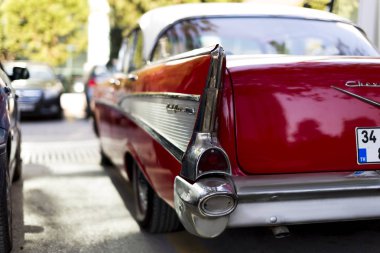 Arka yan logosu bir kırmızı 1957 Chevrolet.