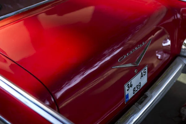 Back side logo van een rode 1957 Chevrolet. — Stockfoto