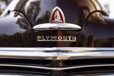 Siyah renkli 1948 Plymouth Deluxe amblemi