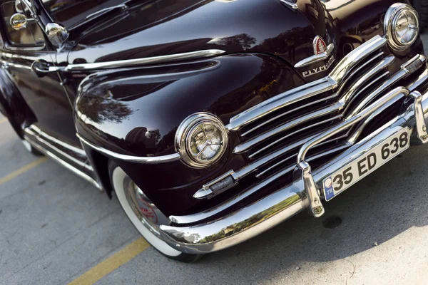 Framifrån en mörkröd svart färgad 1948 Plymouth Deluxe. — Stockfoto