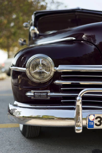 Vista frontal de un negro rojo oscuro 1948 Plymouth Deluxe . — Foto de Stock