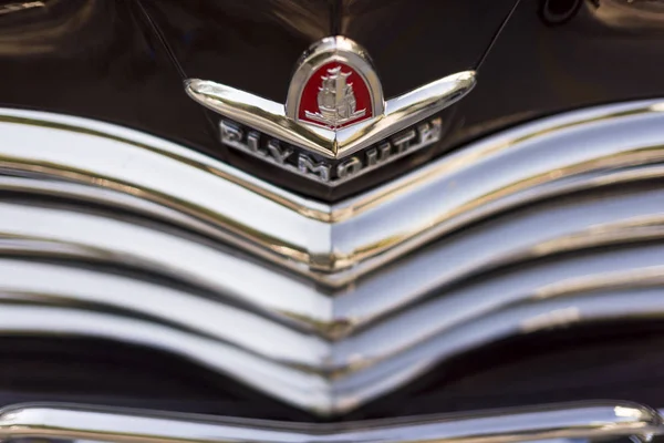 Emblem of a Black colored 1948 Plymouth Deluxe — Stock Photo, Image