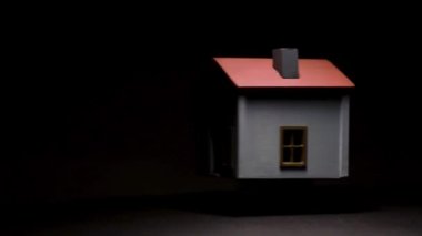 Siyah bir arka planda ve yüksek kontrast ile iplik model ev.