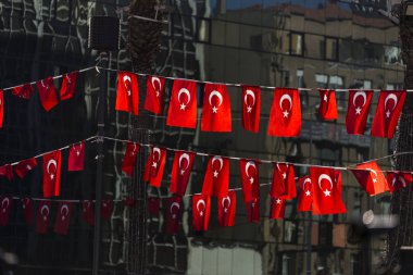Asılı Türk bayrakları.