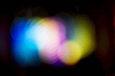 Siyah arkaplanda renkli bokeh ışıkları.