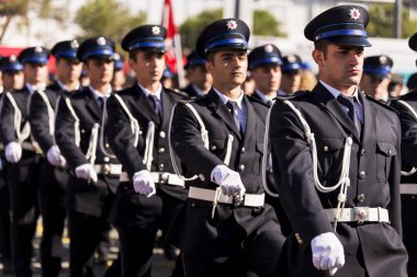 Polis akademisinin öğrencileri Cumhuriyet gününde yürüyüş 