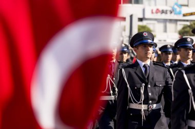 Polis akademisinin öğrencileri Cumhuriyet gününde yürüyüş 