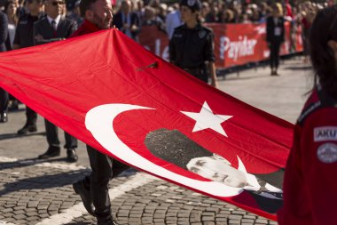 Mustafa kemal Atatürk ile Türk bayrağı üzerine fotoğraf ve bir karanfil 