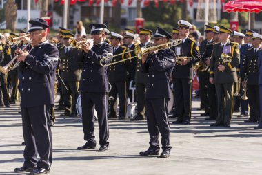 Türkiye Cumhuriyet günü 'Nde oynayan askeri orkestra. Alsancak Izmir Tur