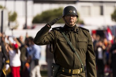 Türk Albay göz gözlükleri ile Saluting.