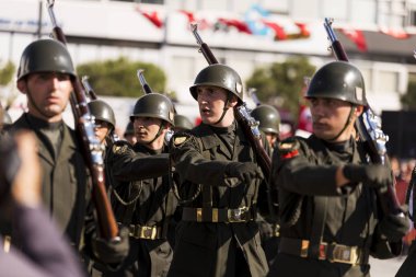 Türk askerleri askeri yürüyüş