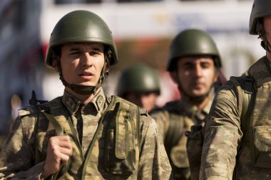 Türk askerleri askeri yürüyüş