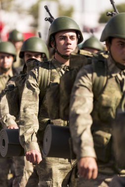 Türk askerleri askeri yürüyüş