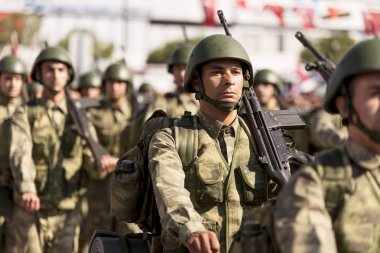 Türk askerleri askeri yürüyüş