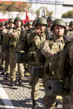 Türk askerleri askeri yürüyüş