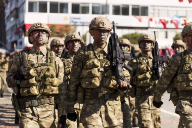 Türk askerleri askeri yürüyüş