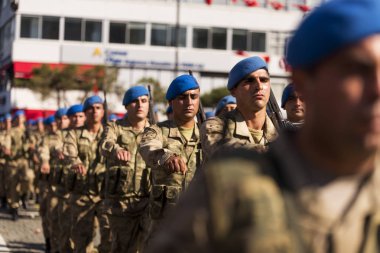 Askeri adımla yürüyen Türk komandoları.