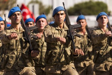Askeri adımla yürüyen Türk komandoları.