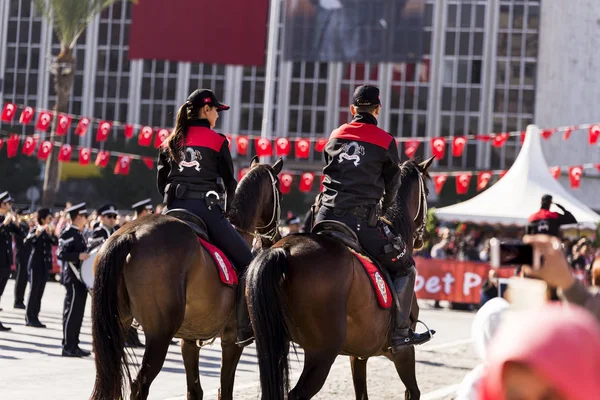 Police montée sont à cheval dans le jour de la République de Turquie — Photo