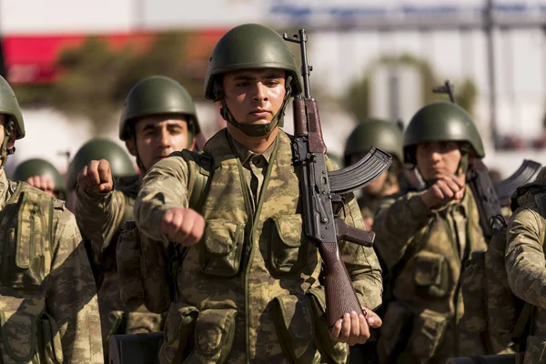 Türk askerleri askeri yürüyüş — Stok fotoğraf