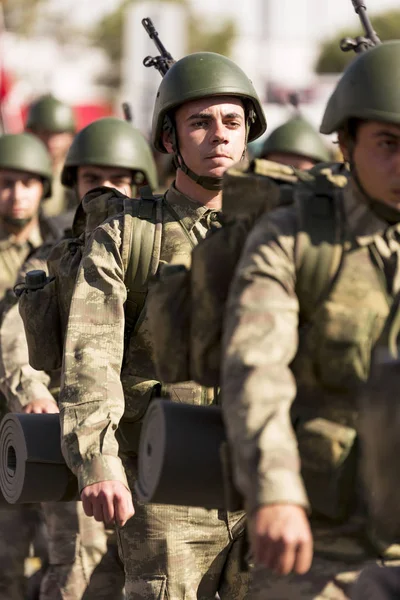 Török katonák katonai gyaloglást — Stock Fotó