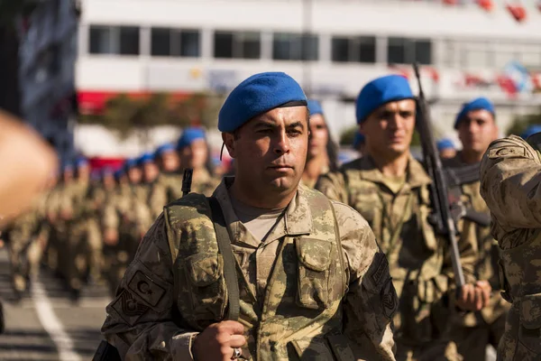 Turecké komando chůze s vojenským krokem. — Stock fotografie
