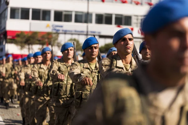 Askeri adımla yürüyen Türk komandoları. — Stok fotoğraf