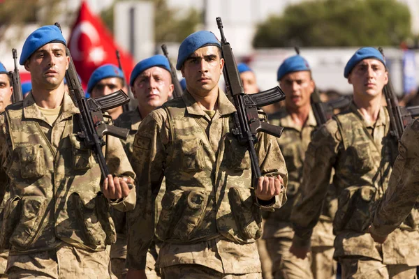Türkische Kommandos gehen mit militärischem Schritt. — Stockfoto