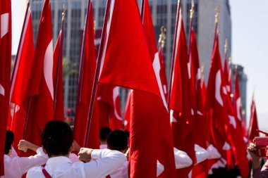 Türk bayrağı taşıyan öğrenciler.