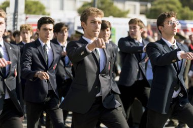 Izmir Amerikan Koleji öğrencileri askeri yürüyüş yapıyor.