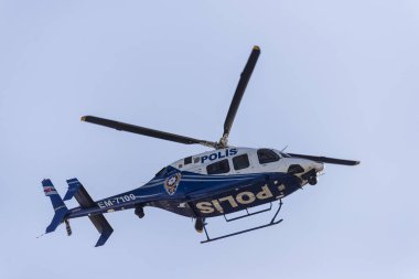 Türkiye Cumhuriyet günü 'nde uçan polis helikopteri.