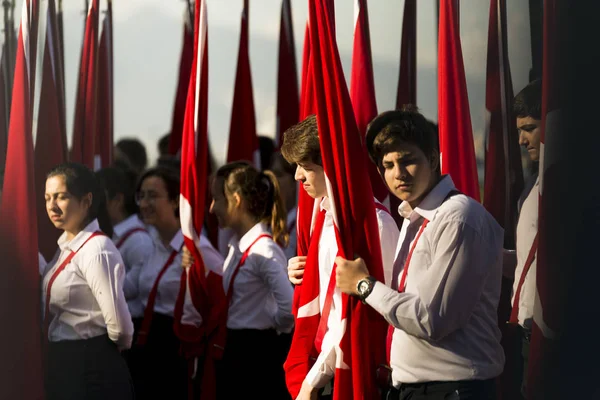 学生を運ぶトルコ国旗. — ストック写真