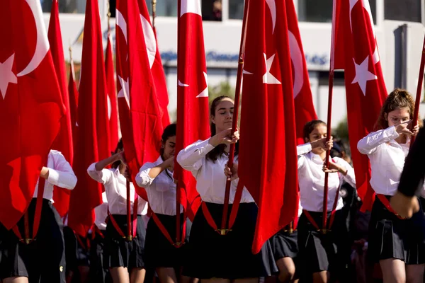 Türk bayrağı taşıyan öğrenciler. — Stok fotoğraf