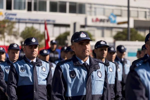 Belediye polisi askeri yürüyüş yapıyor. — Stok fotoğraf