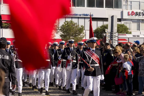 Politiche studentesche che fanno passeggiata militare . — Foto Stock