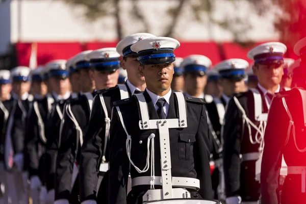 Askeri yürüyüşleri yapan öğrenci politikaları.