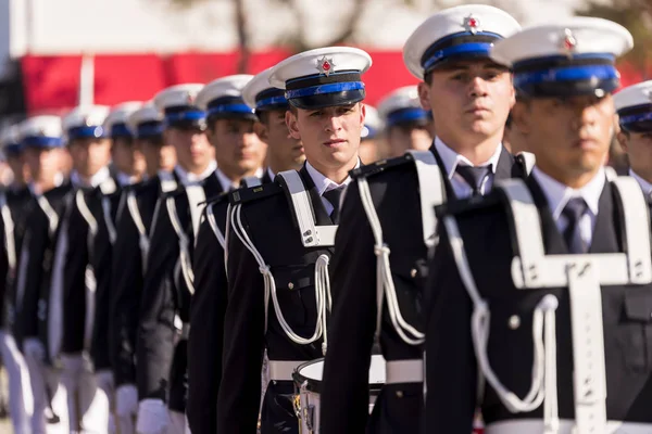 Des policiers étudiants font une marche militaire . — Photo