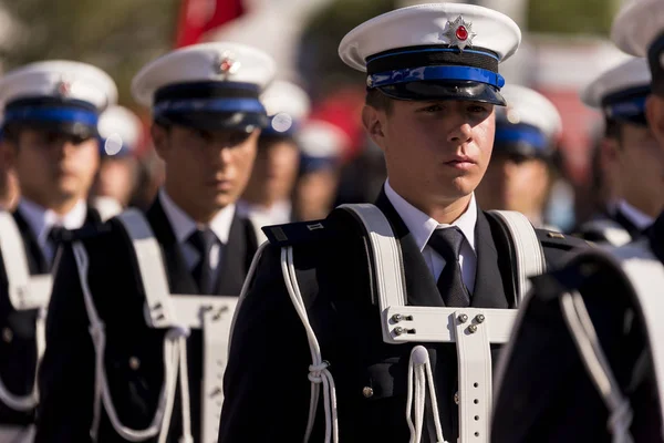 Askeri yürüyüşleri yapan öğrenci politikaları.