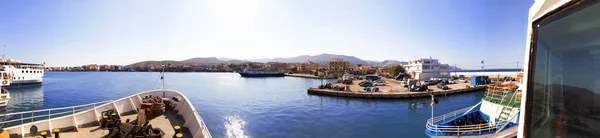 Panoramablick von einem Schiff auf Chios und den Hafen. — Stockfoto