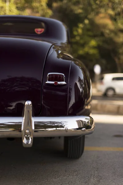 Visszapillantás egy sötét vörös fekete színű 1948 Plymouth Deluxe. — Stock Fotó