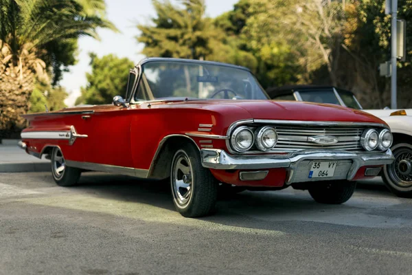 Vista frontal de un Chevrolet Impala de color rojo 1960 . — Foto de Stock