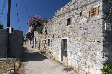 Yunanistan 'ın Mesta köyünden sokak manzarası..
