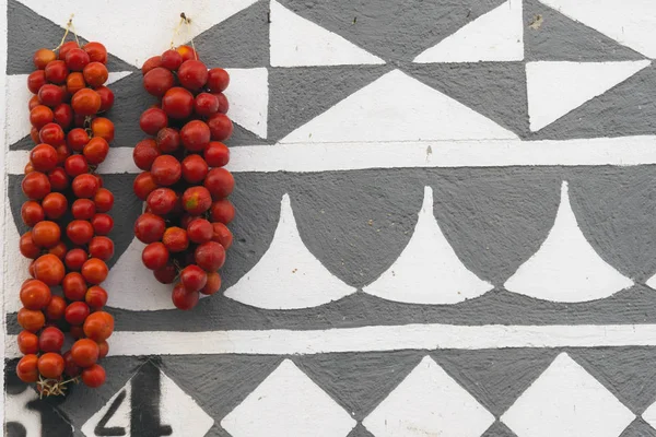Tomates cerises suspendues au mur . — Photo