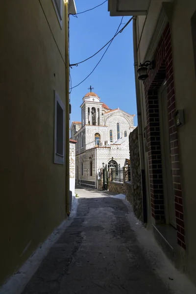 Vista sulla strada dall'isola di Pyrgi Chios Geece con una chiesa a Pyrgi — Foto Stock
