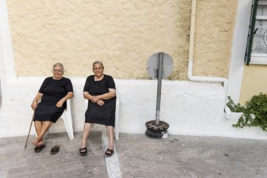 Pyrgi Chios Adası 'ndan siyah elbiseli kadınlar Yunanistan.