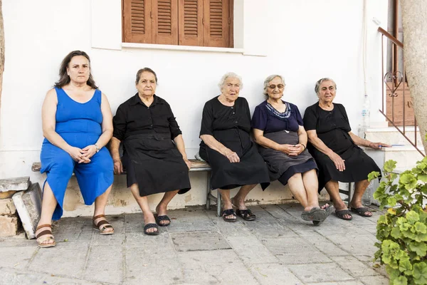 Fekete ruhás nők Pyrgi Chios sziget Görögország. — Stock Fotó