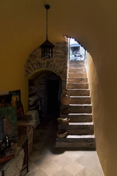 Középkori - Castle Village House kilátás lépcsőn Mesta villag — Stock Fotó