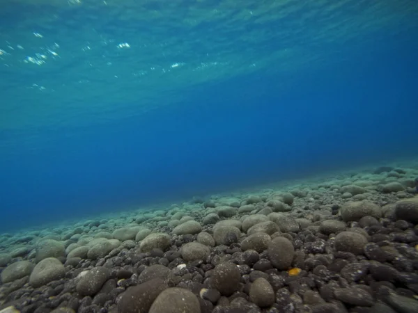 Onderwater zicht op het vulkanische strand van Mavra Volia. — Stockfoto